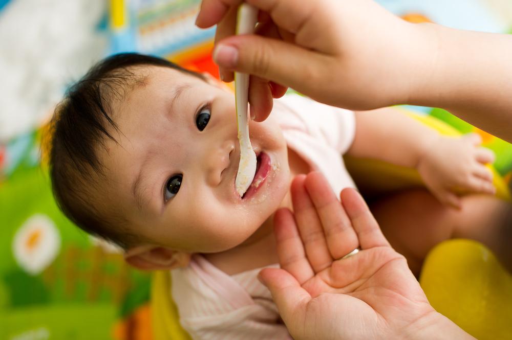 Mengenalkan Makanan Padat Lebih Awal Bisa Bantu Kualitas Tidur Bayi (Tapi Ada Risikonya)