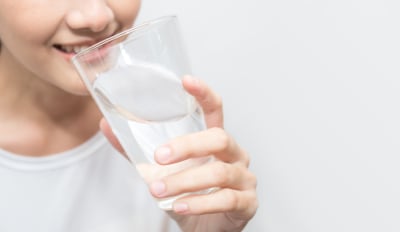 Minum air putih selama puasa sebelum tes darah
