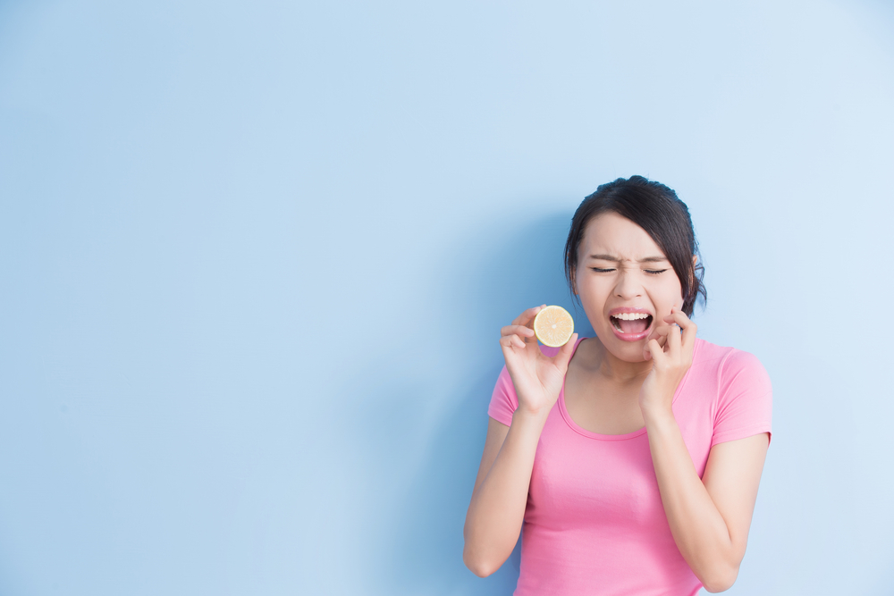 Bukan Cuma Permen! Kebanyakan Makan Buah Asam Juga Bisa Merusak Gigi