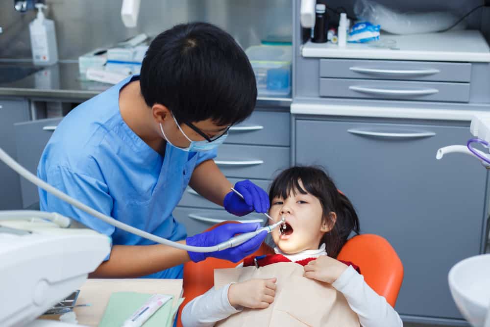 3 Kondisi yang Membuat Gigi Susu Harus Dicabut di Dokter Gigi