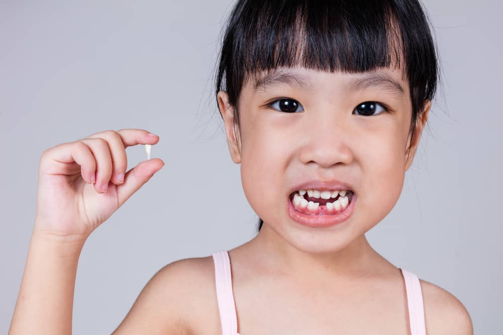 Anak Saya Masih Kecil, Apakah Sudah Boleh Cabut Gigi ke Dokter?