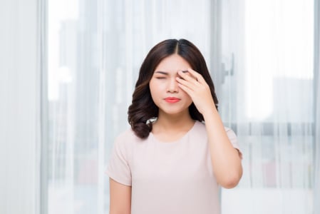 6 Cara Mengatasi Mata yang Perih dan Terasa Panas Berdasarkan Penyebabnya
