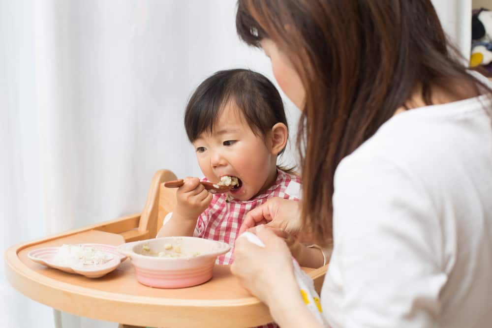 Kapan Ortu Mesti Melatih Anak Makan Pakai Sendok dan Garpu?