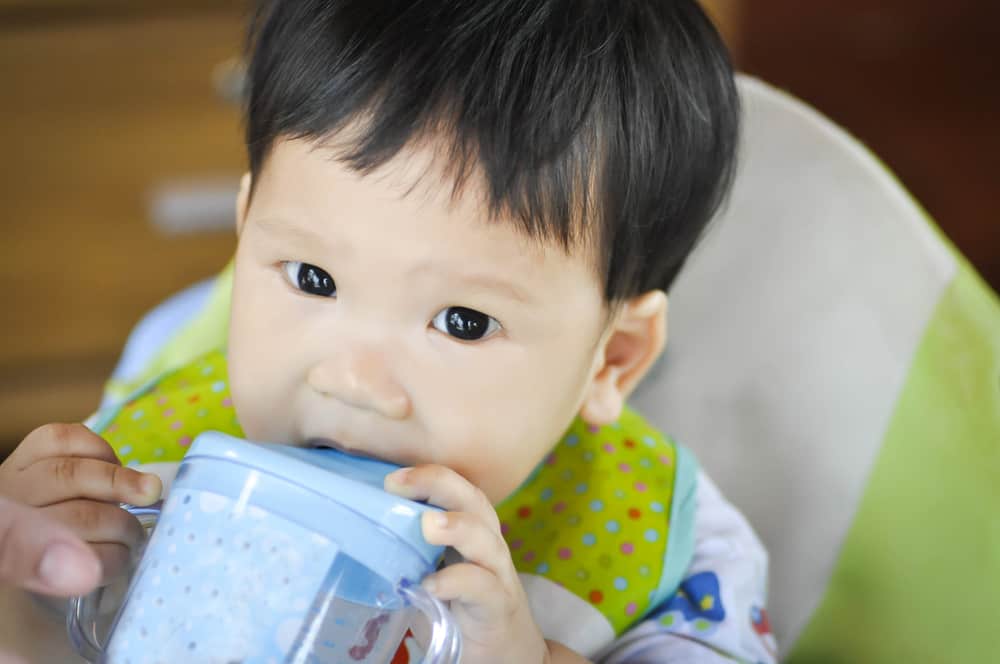 gelas minum bayi, cara mengatasi diare pada anak