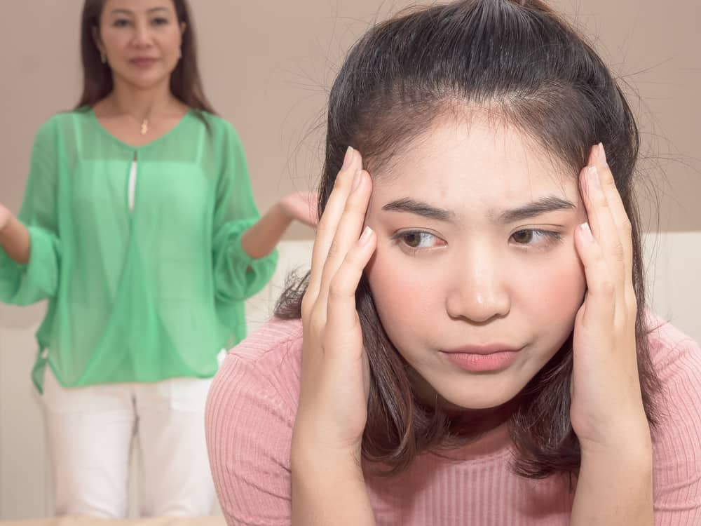 4 Tips Bijak Menghadapi Ibu yang Suka Mengkritik atau Menyindir Anda