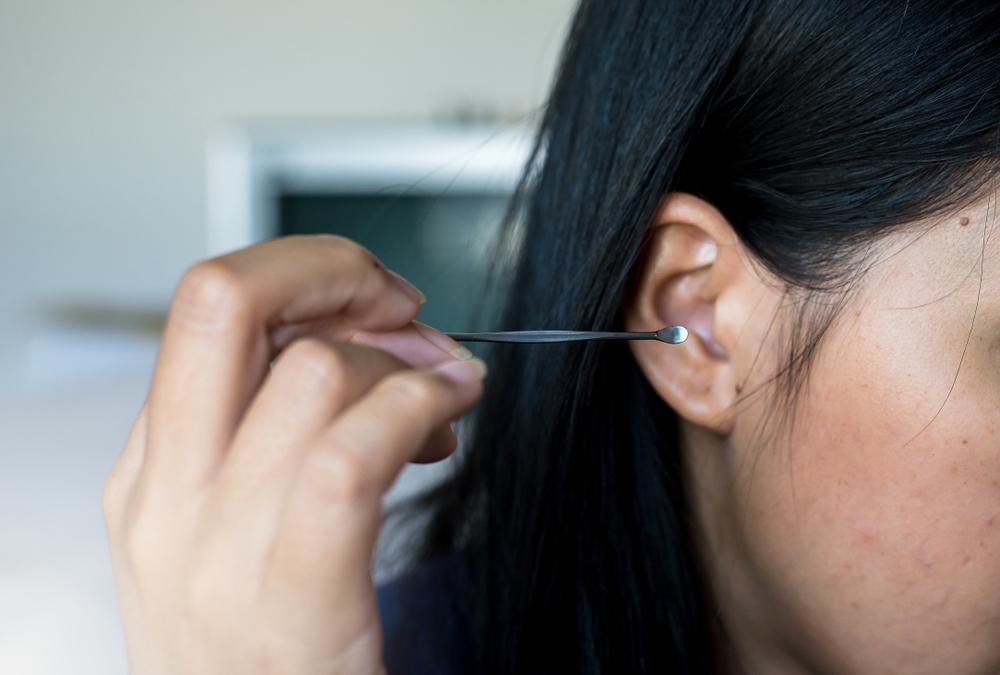 Kotoran Telinga Kok Berubah Jadi Hitam, Apa Sebabnya?