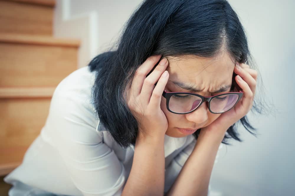 8 Cara Mengatasi Sakit Kepala Tegang yang Bisa Dilakukan