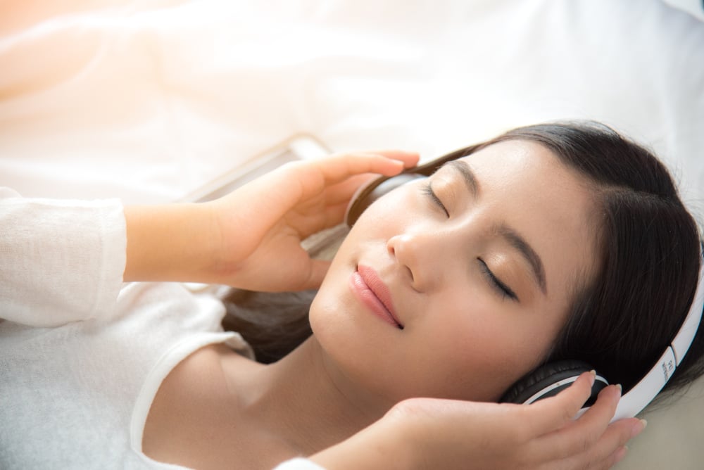 mendengarkan musik saat tidur