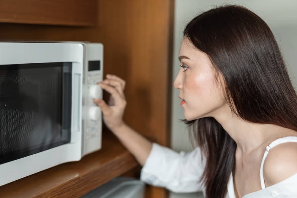Apakah Menghangatkan Makanan Dengan Microwave Bikin Nutrisinya Hilang?