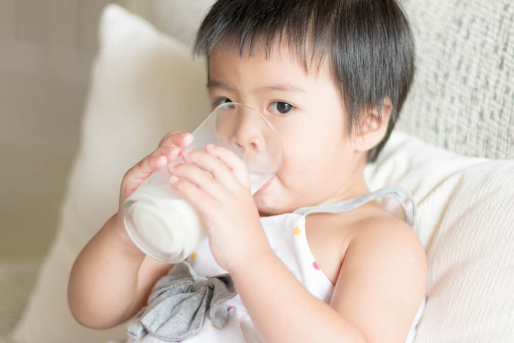 Anak Susah Makan, Bolehkah Disiasati dengan Minum Susu Terus?