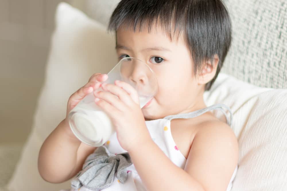 Anak Susah Makan, Bolehkah Disiasati dengan Minum Susu?