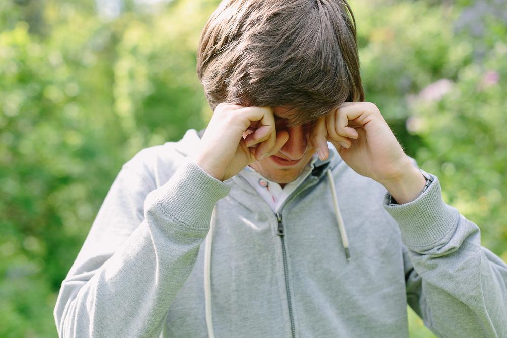 6 Penyebab Mata Jadi Super Sensitif Melihat Cahaya Terang (Fotofobia)