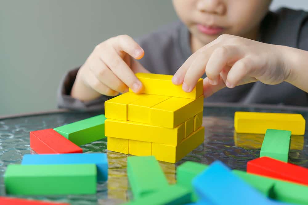 10 Tipe Anak yang Butuh Menjalani Play Therapy (Apa Fungsinya?)