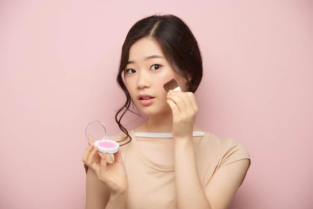Tips Pakai Makeup Waterproof yang Aman untuk Kulit