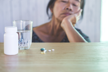 5 Solusi Saat Orang dengan Demensia Menolak Minum Obat