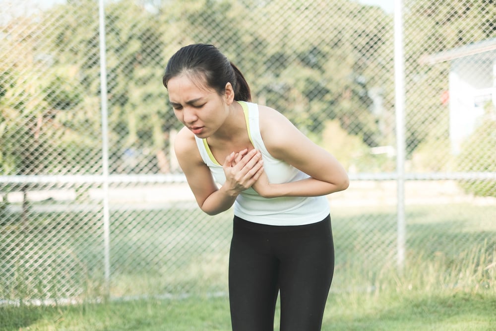 nyeri dada juga merupakan gejala penyakit jantung pada wanita, tetapi sakitnya tidak parah