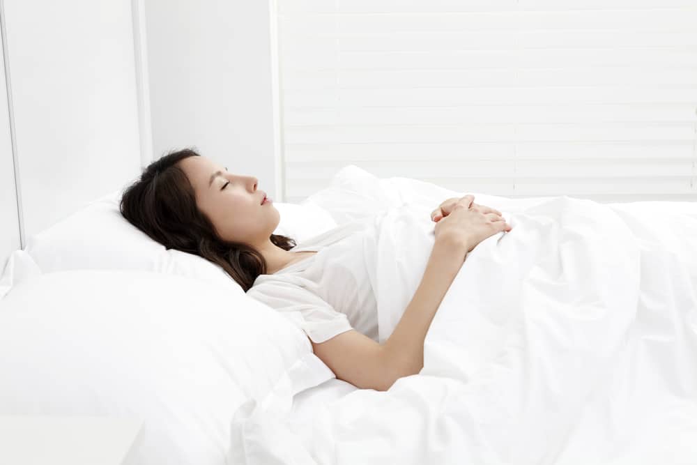 Posisi Tidur Terbaik untuk Sakit Punggung (Plus yang Harus Dihindari)