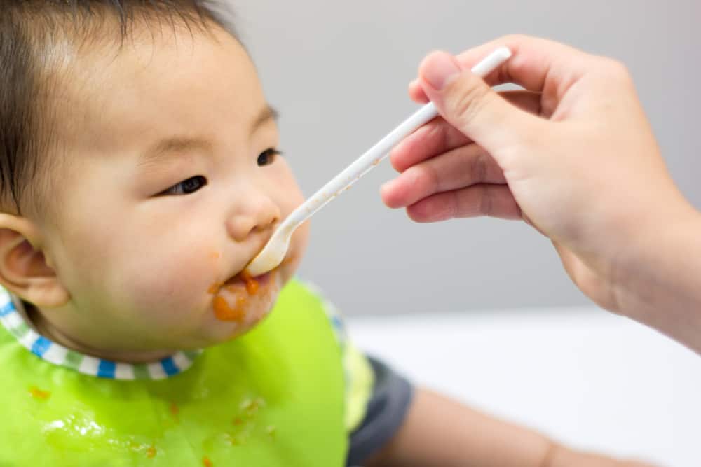 Memberi Makan Bayi Pertama Kali Sebaiknya Dengan Cara Apa?