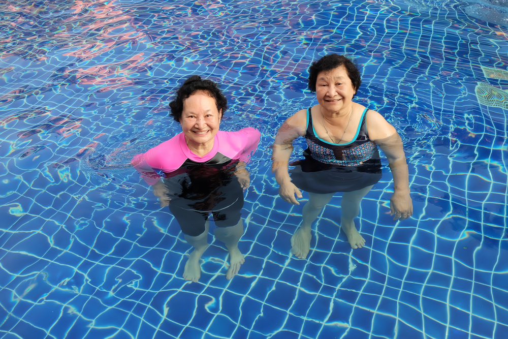 persiapan-lansia-sebelum-berenang