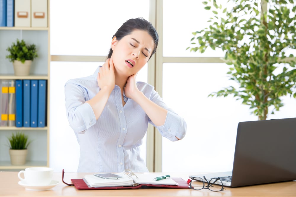 5 Cara Ampuh Mencegah Sakit Leher Saat Bekerja di Depan Komputer