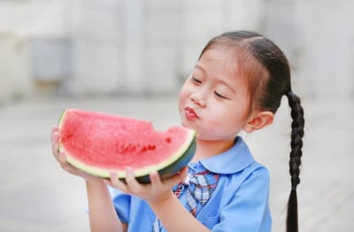 anak makan buah