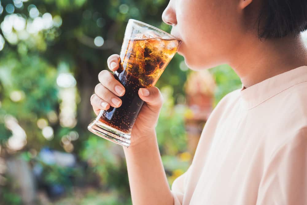 Bernarkah Minum Soda Saat Haid Bisa Melancarkan Darah Menstruasi?