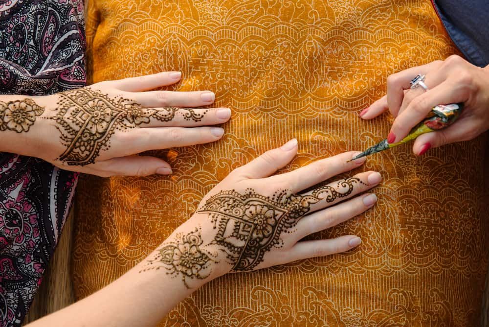 9 Cara Mudah Menghilangkan Henna alias Pacar di Kulit