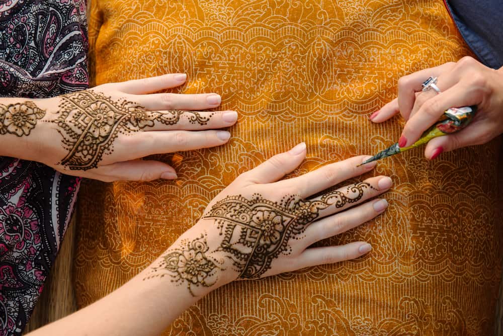 9 Cara Mudah Menghilangkan Henna alias Pacar di Kulit