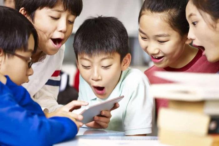 8 Cara Mengajarkan Anak Berbagi dengan Orang Lain