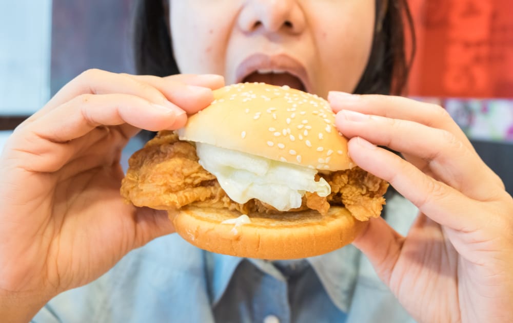 bahaya makan junk food untuk buka puasa