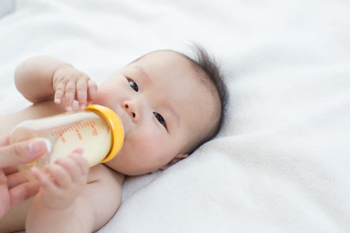 bayi pandai pegang botol susu