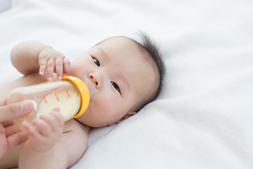 Kapan si Kecil Bisa Memegang Botol Susu Sendiri?