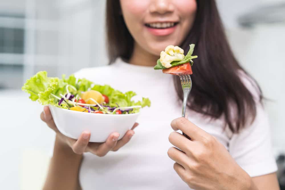 makan salad untuk otak sehat