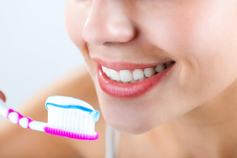 penggunaan pasta gigi pemutih merupakan salah satu cara hasilkan senyum manis