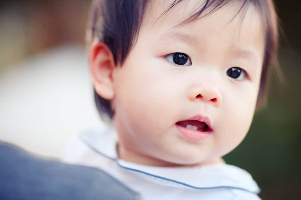 Cara Mengatasi Bayi yang Rewel Saat Tumbuh Gigi