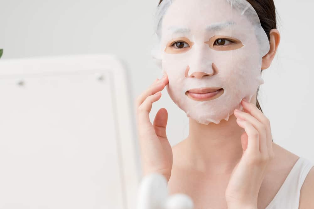 Rutin Pakai Sheet Mask Mengandung Steroid, Adakah Efek Sampingnya?