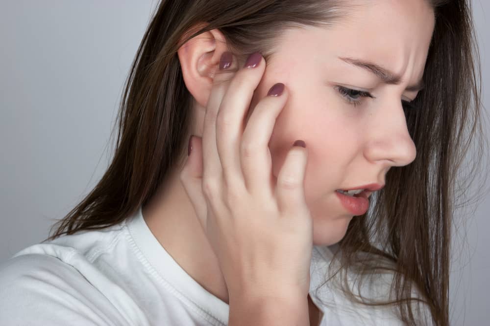 3 Pengobatan Alami untuk Mengatasi Infeksi Telinga Perenang (Otitis Eksterna)