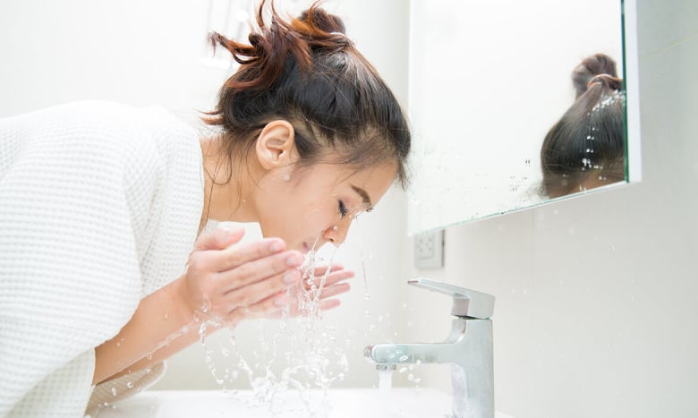 Cuci Muka dengan Air Hangat atau Air Dingin? | Hello Sehat