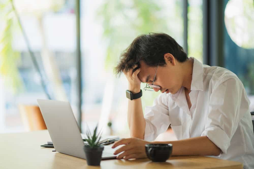5 Cara Mengatasi Sakit Kepala Akibat Melihat Layar Komputer Terus-menerus