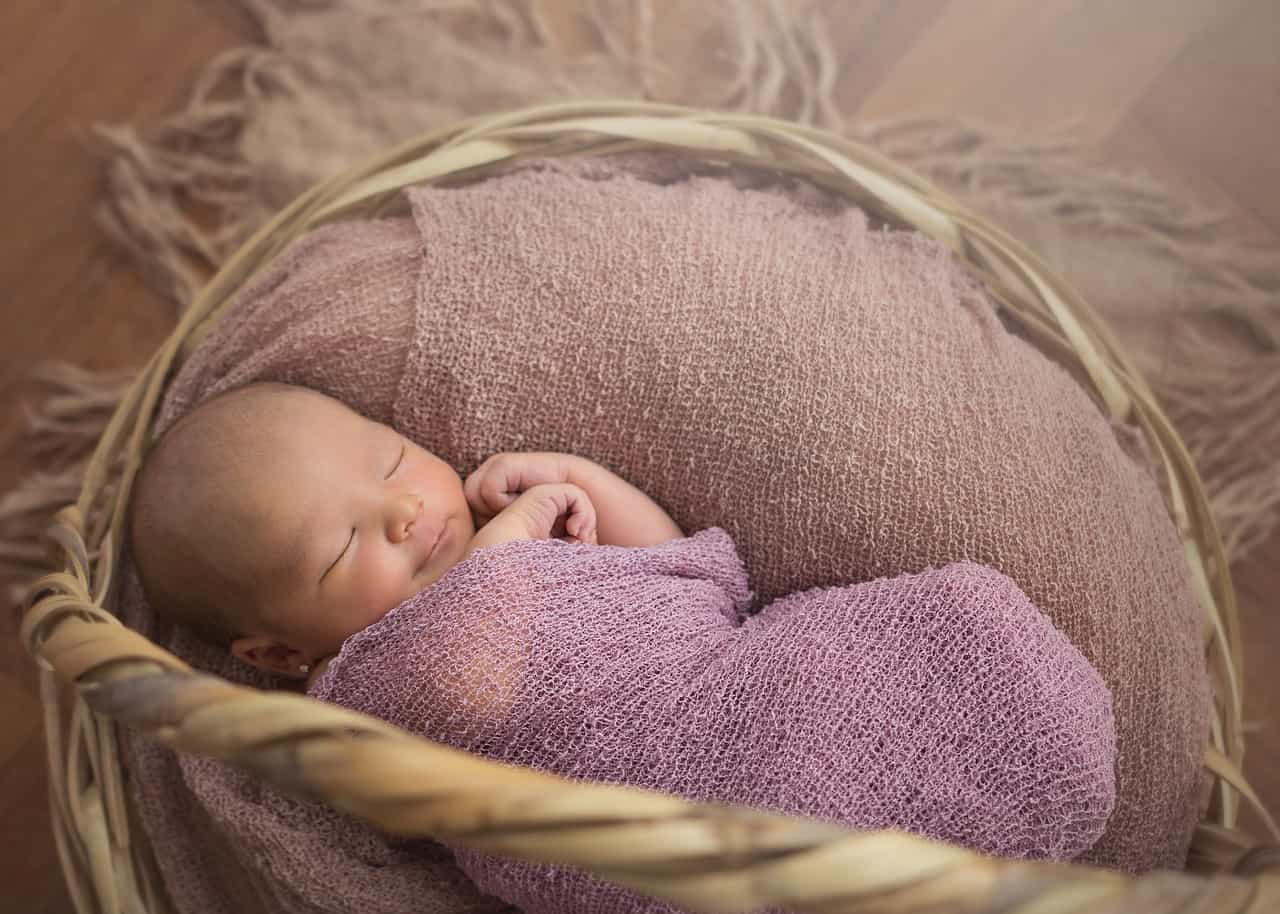 Apakah Bayi yang Baru Lahir Harus Dibedong?