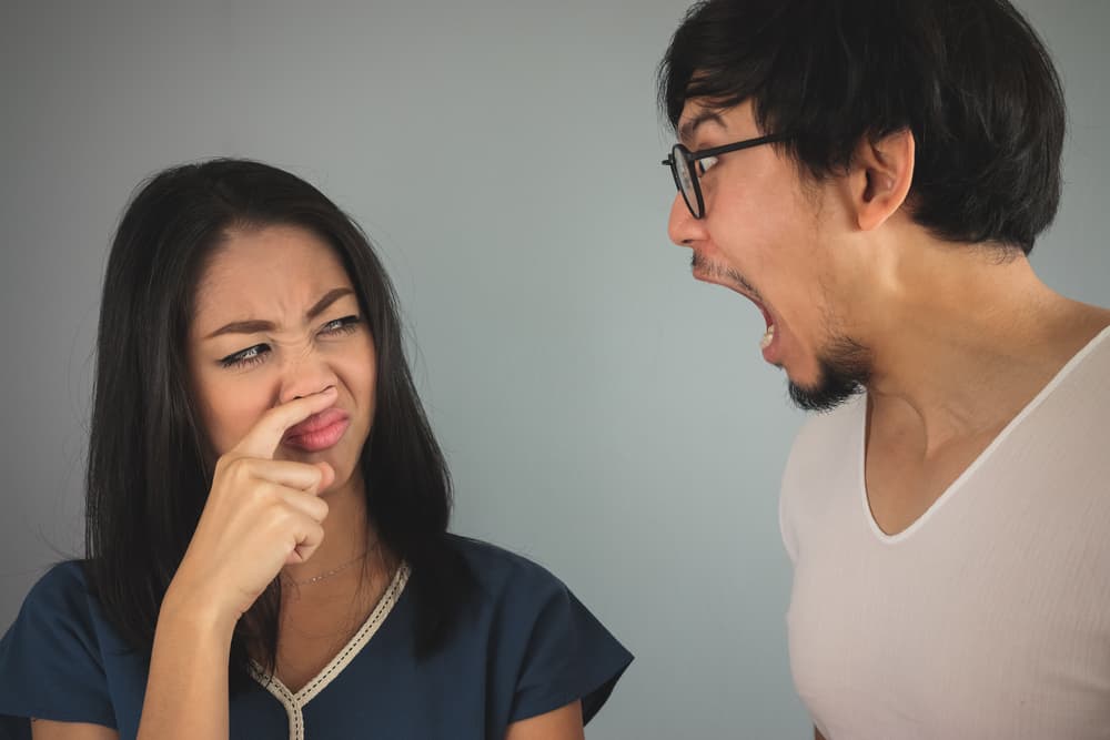 4 Langkah Bijak Menghadapi Pasangan yang Bau Mulut