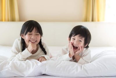 kakak adik tidur sekamar