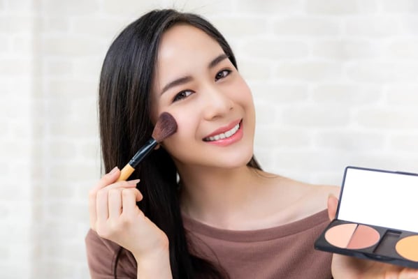 5 Tips Pakai Make Up untuk yang Punya Kulit Wajah Kering