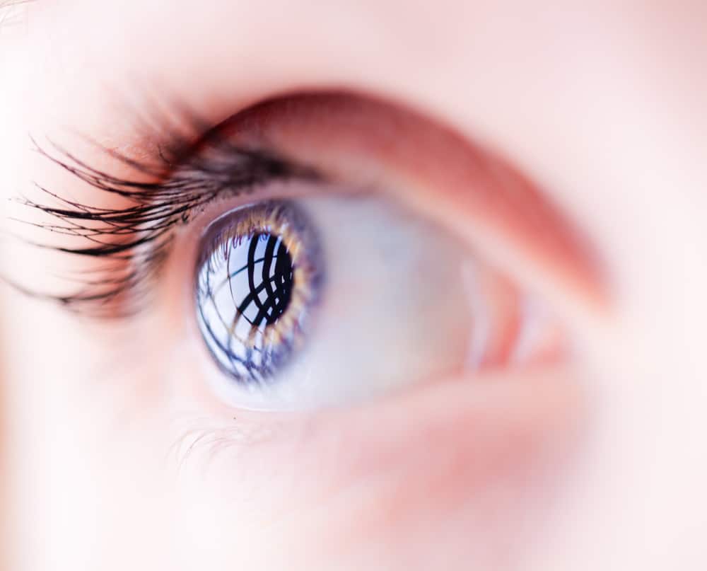 Menjaga kesehatan mata sebagai cara mengatasi buta warna