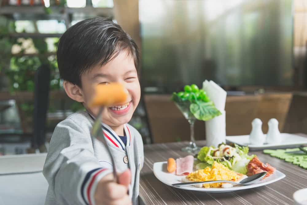 Buah Tinggi Serat yang Cocok Jadi Camilan Si Kecil