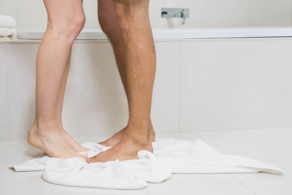 5 Tips Nikmat Bercinta di Bawah Shower Kamar Mandi