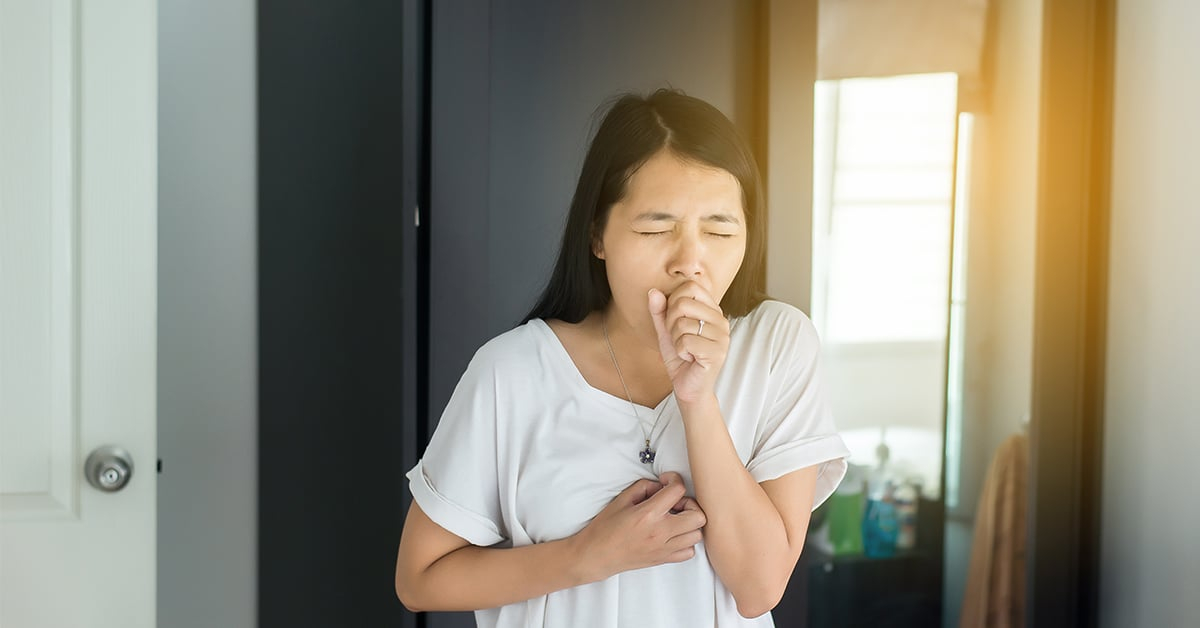 Perempuan dewasa mengalami batuk