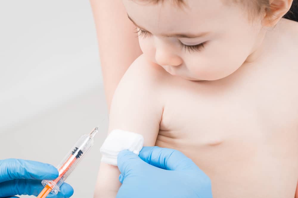 Bayi akan divaksin pada jadwal imunisasi bayi