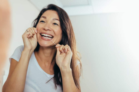 Panduan Melakukan Flossing Gigi yang Baik dan Benar