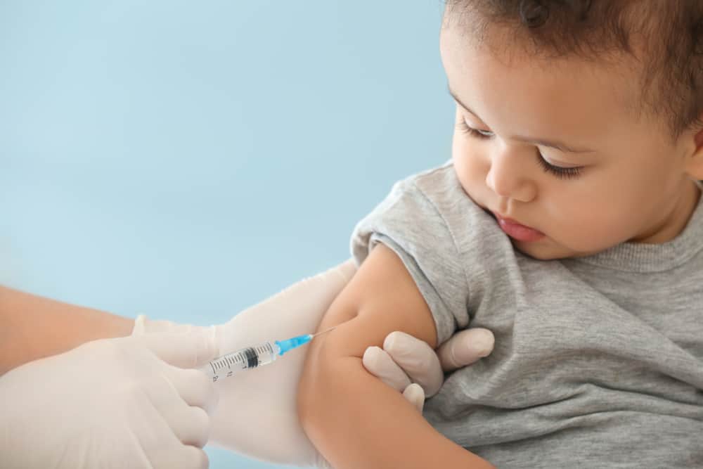 Bayi mendapatkan vaksin japanese encephalitis